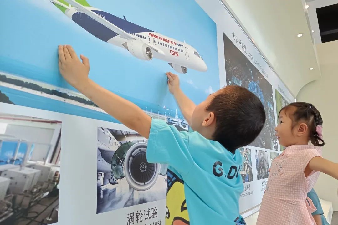 kids loves airplane